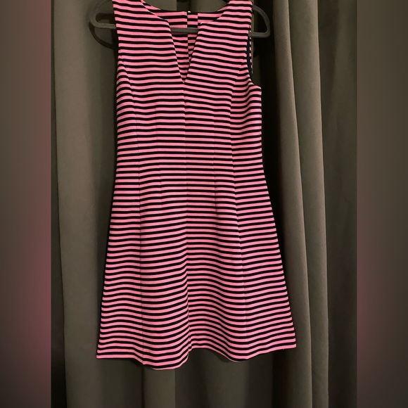 Lilly Pulitzer Dresses & Skirts - Beautiful Lilly Pulitzer dress sz medium, gold zipper up the back